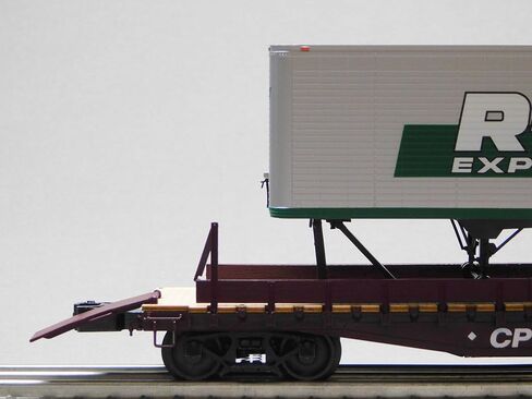 Lionel Canadian Pacific 50' FLATCAR W/REIMER Trailer O Gauge 2326380 in Saudi Arabia