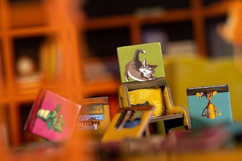 لعبة My Shelfie Board - قم بتنظيم رفك واعرض كنوزك! لعبة استراتيجية، لعبة عائلية ممتعة للأطفال والكبار، للأعمار من 8 سنوات فما فوق، 2-4 لاعبين، وقت لعب لمدة 30 دقيقة، من إنتاج شركة Lucky Duck Games in Kuwait