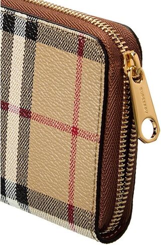 محفظة BURBERRY للسيدات بسحاب – طراز 8070600 – قماش أرشيفي باللون البيج مع زخرفة من جلد العجل، صنع في إيطاليا in Saudi Arabia