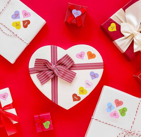Gift Boutique 600 قطعة من ملصقات قلب عيد الحب، 1 لفة من ملصقات المحادثة على شكل قلوب ملونة ومغلفات وحقائب يدوية وديكور هدايا الحفلات المدرسية in Kuwait