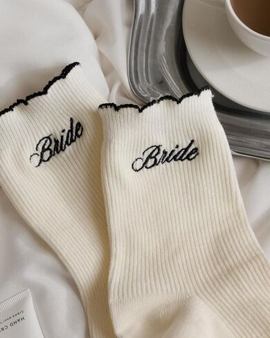 xo، جوارب Fetti Bride المكشكشة | حفلة توديع العزوبية، هدية حفل الزفاف، العروس المستقبلية، الزفاف، الخطوبة، جوارب بيضاء، تطريز أسود، بناتي in Saudi Arabia