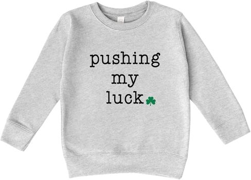 Bump and Beyond Designs قميص مضحك للأولاد والبنات لعيد القديس باتريك، قميص من النوع الثقيل Pushing My Luck in Saudi Arabia