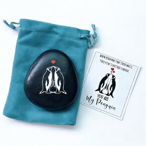 Penguin Pebble Rock، هدية عيد الحب للزوج، الصديق، حجر Peguin Love المزخرف، هدايا للذكرى السنوية، عيد الحب، هدية عيد ميلاد للزوجة، الصديقة in Kuwait