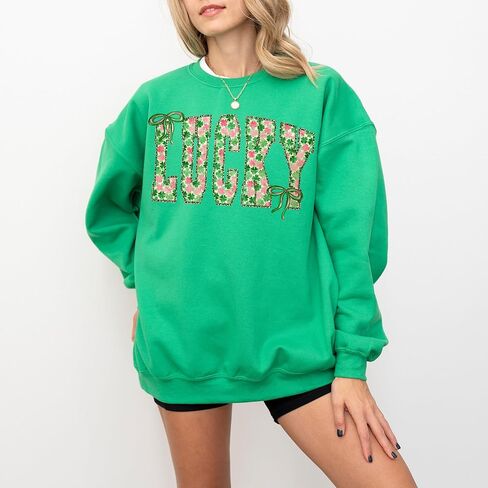 سويت شيرت Lucky St. Patrick's Day - فتحة رقبة دائرية مزخرفة بأحرف شامروك - بلوفر احتفالي أخضر - تصميم لطيف على شكل فيونكة البرسيم in Kuwait