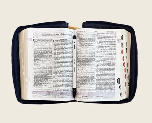 NIV 영한스터디 성경 한영새찬송가 소합본 (지퍼, PU, 주석포함) (네이비) NIV Korean-English Parallel Study Bible with Bilingual Hymnal Zippered Case in Saudi Arabia