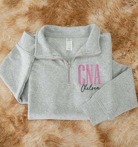Chillever سترة CNA ربع بسحاب مطرزة مخصصة، سترة مساعد تمريض معتمدة مخصصة، قميص CNA، هدايا CNA، أسبوع الممرضات، هدايا التخرج 2025، ملابس ملابس التمريض in Saudi Arabia