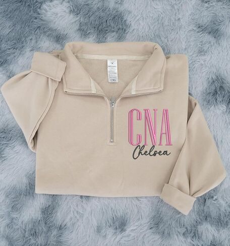 Chillever سترة CNA ربع بسحاب مطرزة مخصصة، سترة مساعد تمريض معتمدة مخصصة، قميص CNA، هدايا CNA، أسبوع الممرضات، هدايا التخرج 2025، ملابس ملابس التمريض in Saudi Arabia