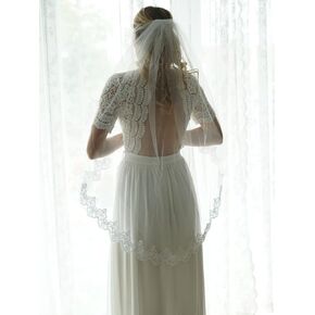 Unsutuo Lace Applique Bride Wedding Veil 1 Tier Short Fingertip Bridal Tulle Veil with Comb for Women and Girls