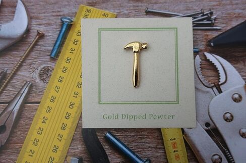 دبوس طية صدر السترة بتصميم المطرقة الذهبية من جيم كليفت in Saudi Arabia