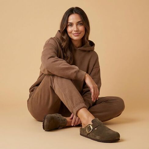 قباقيب من الجلد الطبيعي الصدئ للنساء من CUSHIONAIRE، أحذية نسائية مريحة سهلة الارتداء مع إبزيم قابل للتعديل وإسفنج ذو ذاكرة ناعمة in Kuwait