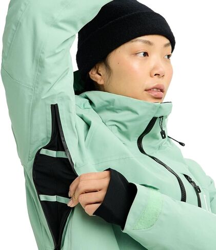 سترة AK Embark GORE-TEX - للنساء، Soft Sage، S in Saudi Arabia
