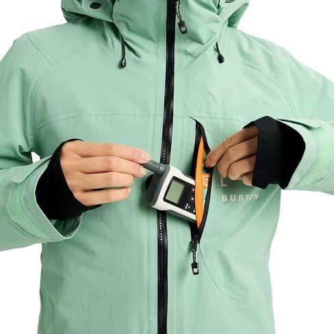 سترة AK Embark GORE-TEX - للنساء، Soft Sage، S in Saudi Arabia