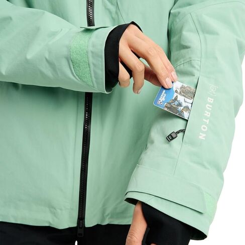 سترة AK Embark GORE-TEX - للنساء، Soft Sage، S in Saudi Arabia