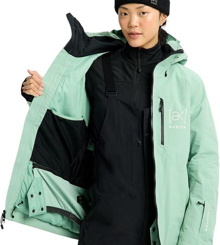 سترة AK Embark GORE-TEX - للنساء، Soft Sage، S in Saudi Arabia