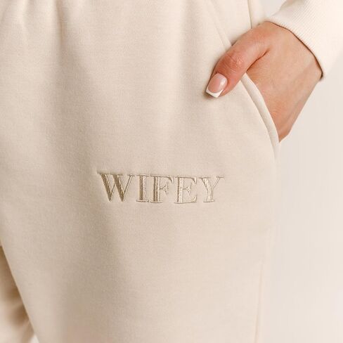 ست قصص | Wifey Sweatpants في الشمبانيا | ركض النساء الصوف المصقول | بنطال مريح من القطن المطرز in Kuwait