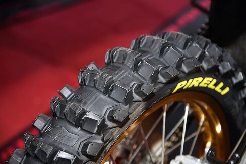 إطار Pirelli Scorpion MX Soft 100/90-19 الخلفي للموتوكروس - إطار الدراجة النارية/الترابية، قبضة عالية ومتانة لسباقات الطرق الوعرة in Saudi Arabia