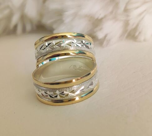 Sterling Silver Two-Tone wedding Band Ring, Gold and Silver Diamond-Cut Pattern, made 925 Silver and 18k plated on the borders in Saudi Arabia