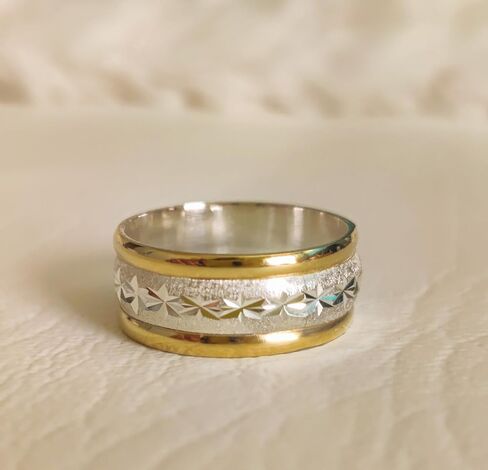 Sterling Silver Two-Tone wedding Band Ring, Gold and Silver Diamond-Cut Pattern, made 925 Silver and 18k plated on the borders in Saudi Arabia