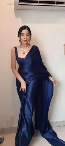 ساري SHOPAZ النسائي الجاهز للارتداء من حرير الساتان العادي لمدة دقيقة واحدة مع بلوزة غير مخيطة مقاس موحد أزرق داكن in Saudi Arabia