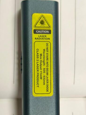 مؤشر ليزر أخضر مع ضوء أخضر ومصباح يدوي، مؤشر ليزر لمسافة طويلة للعروض التقديمية مع بوصلة وشاشة عرض، ضوء عمل قابل لإعادة الشحن USB من النوع C للاستخدام في الهواء الطلق والطوارئ والعمل in Kuwait