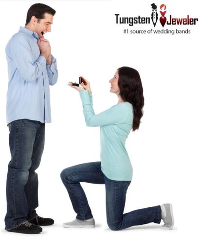 خاتم نقش شخصي للرجال وخاتم للنساء من حلقات التنجستين 8 مم مطلي بطبقة IP سوداء مصقولة ومطرقة في المنتصف خاتم زفاف مثالي للأزواج in Kuwait