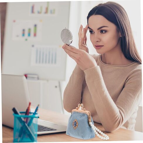 حقيبة عملات معدنية كلاسيكية للنساء، محفظة صغيرة محمولة بمشبك، حقيبة تغيير جميلة للفتيات للاستخدام اليومي والسفر، تصميم عشوائي in Kuwait