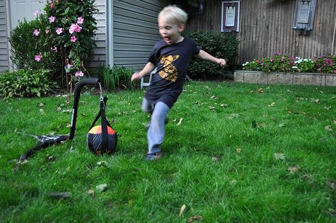 مدرب كرة القدم - جهاز تدريب كرة القدم في الأماكن المغلقة/الخارجية، أداة تدريب الركل، تعمل على تحسين المهارة والشكل، للاستخدام الداخلي والخارجي لجميع الأعمار، في انتظار الحصول على براءة اختراع من Kick-it Trainer in Kuwait