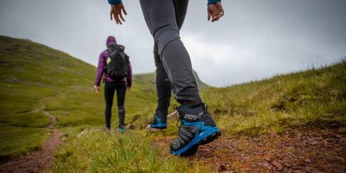 Inov-8 للرجال Roclite G 370 - أحذية المشي لمسافات طويلة مقاومة للماء - خفيفة الوزن، قابلة للتنفس - قبضة الجرافين - مقاس متوسط ​​- نباتي - أسود/أزرق 14 M US in Saudi Arabia