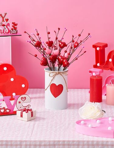 قطع مركزية لعيد الحب للطاولات، ديكور طاولة عيد الحب مع مزهرية معدنية بيضاء مطبوعة على شكل قلب، 4 قطع من الزهور الاصطناعية على شكل قلب، ديكورات طاولة عيد الحب في الأماكن المغلقة للمنزل والمطبخ in Kuwait