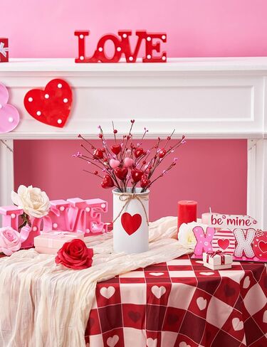 قطع مركزية لعيد الحب للطاولات، ديكور طاولة عيد الحب مع مزهرية معدنية بيضاء مطبوعة على شكل قلب، 4 قطع من الزهور الاصطناعية على شكل قلب، ديكورات طاولة عيد الحب في الأماكن المغلقة للمنزل والمطبخ in Kuwait