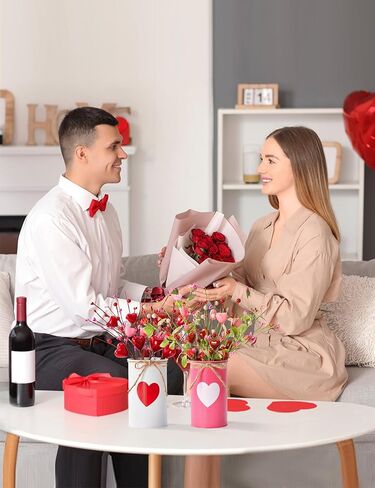 قطع مركزية لعيد الحب للطاولات، ديكور طاولة عيد الحب مع مزهرية معدنية بيضاء مطبوعة على شكل قلب، 4 قطع من الزهور الاصطناعية على شكل قلب، ديكورات طاولة عيد الحب في الأماكن المغلقة للمنزل والمطبخ in Kuwait