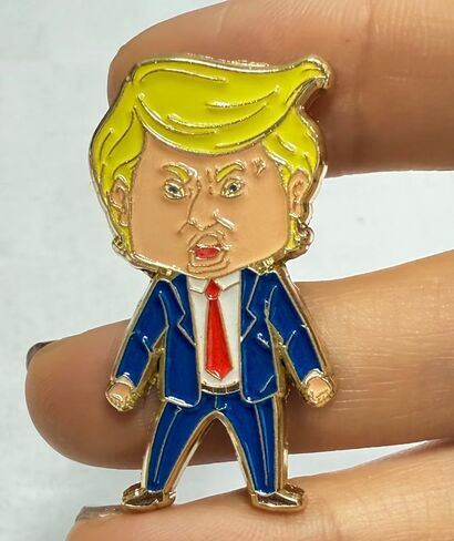 دبوس Happy Trump الأصلي، "لن أكون راضيًا أبدًا حتى نجعل أمريكا عظيمة مرة أخرى" دبوس طية صدر السترة in Saudi Arabia