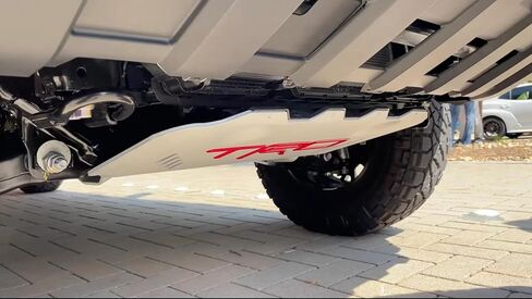 لوح انزلاقي أمامي من تويوتا TRD، ألومنيوم مقاس 1/4 بوصة، لسيارة 2025+ 4Runner و2024+ تاكوما، أبيض مع حروف حمراء in Kuwait