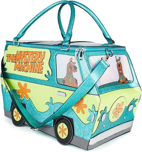 حقيبة عطلة نهاية الأسبوع من Dolls Kill x Scooby-Doo Mystery Machine - حقيبة سفر من الجلد النباتي الحائز على براءة اختراع مع تفاصيل لامعة، وحزام قابل للتعديل وجيوب متعددة in Saudi Arabia
