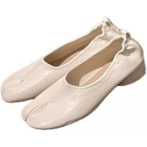 حذاء باليه مسطح من ZQW Tabi Loafer سهل الارتداء عند أصابع القدم، حذاء ميول كلاسيكي ناعم وبسيط للنساء، مريح أثناء التنقل في المكتب in Kuwait