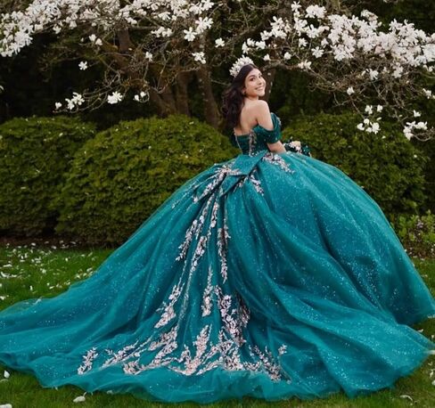فساتين Quinceanera من Moucy بريق ذهبي مزهّر بالزهور مع فيونكة مطرز بدون أكتاف حلوة 16 فستان مكشكش من التل فساتين سهرة in Kuwait