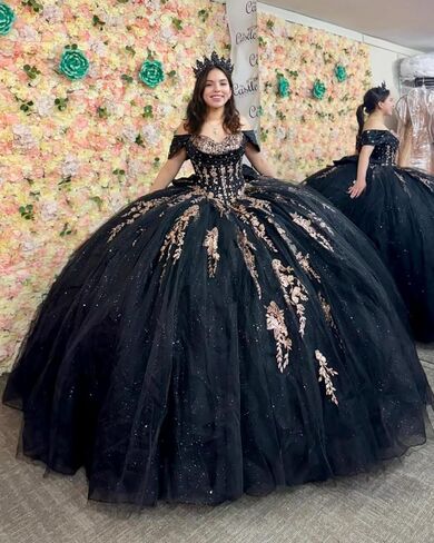 فساتين Quinceanera من Moucy بريق ذهبي مزهّر بالزهور مع فيونكة مطرز بدون أكتاف حلوة 16 فستان مكشكش من التل فساتين سهرة in Kuwait