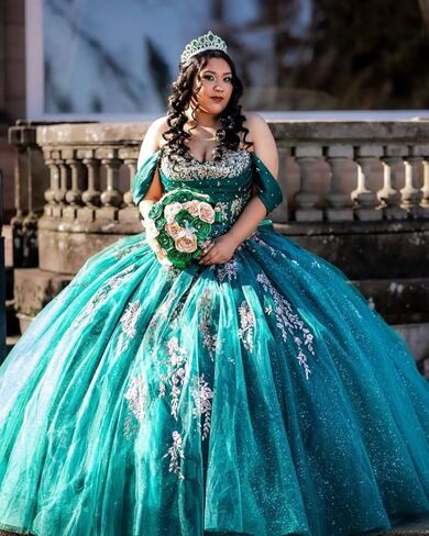 فساتين Quinceanera من Moucy بريق ذهبي مزهّر بالزهور مع فيونكة مطرز بدون أكتاف حلوة 16 فستان مكشكش من التل فساتين سهرة in Kuwait