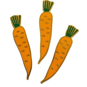 Novel Merk Carrot Garden - مجموعة دبوس طية صدر السترة لخضروات المزرعة ودبوس قبعة وربطة عنق - حقيبة ظهر 3 قطع in Saudi Arabia