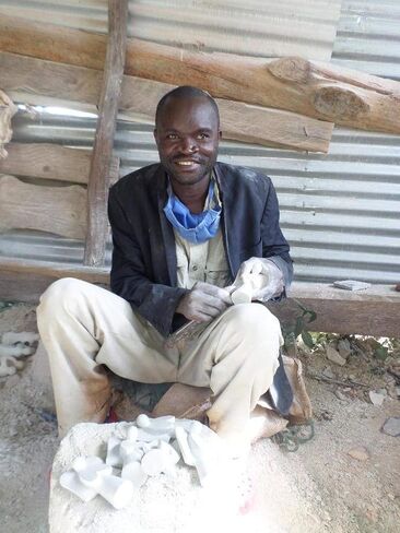 حوامل شموع مكعبة من الحجر الصابوني منحوتة يدويًا من جلوبال كرافتس، مجموعة من قطعتين، صنع في كينيا (KSACHCUBE-S2) in Kuwait