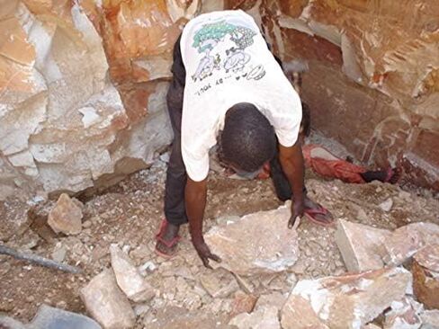 حوامل شموع مكعبة من الحجر الصابوني منحوتة يدويًا من جلوبال كرافتس، مجموعة من قطعتين، صنع في كينيا (KSACHCUBE-S2) in Kuwait