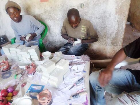 حوامل شموع مكعبة من الحجر الصابوني منحوتة يدويًا من جلوبال كرافتس، مجموعة من قطعتين، صنع في كينيا (KSACHCUBE-S2) in Kuwait