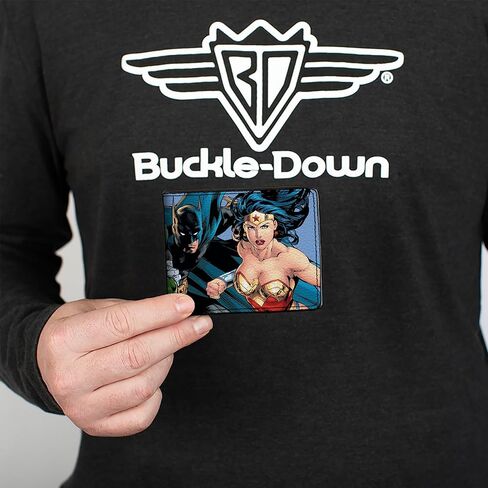 محفظة Buckle-Down الرجالية DC Comics، ثنائية الطي، Justice League New 52 Superhero Group Action Poses أزرق سماوي، جلد نباتي، 4.0 بوصة × 3.5 بوصة in Saudi Arabia