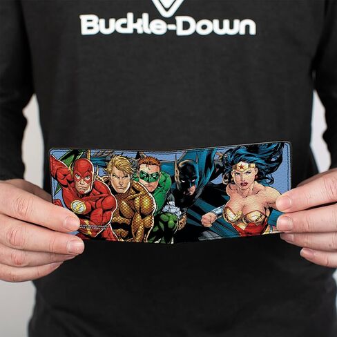 محفظة Buckle-Down الرجالية DC Comics، ثنائية الطي، Justice League New 52 Superhero Group Action Poses أزرق سماوي، جلد نباتي، 4.0 بوصة × 3.5 بوصة in Saudi Arabia