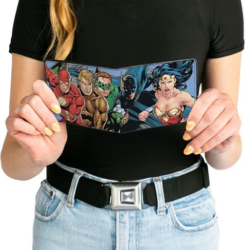 محفظة Buckle-Down الرجالية DC Comics، ثنائية الطي، Justice League New 52 Superhero Group Action Poses أزرق سماوي، جلد نباتي، 4.0 بوصة × 3.5 بوصة in Saudi Arabia