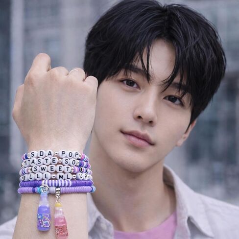 مجموعة أساور عصرية على طراز K-Pop (6 قطع) - أساور مرنة مطرزة ملونة مع حليات، مجوهرات متطابقة للمراهقين والبالغين، وإكسسوارات الحفلات والحفلات الموسيقية in Kuwait