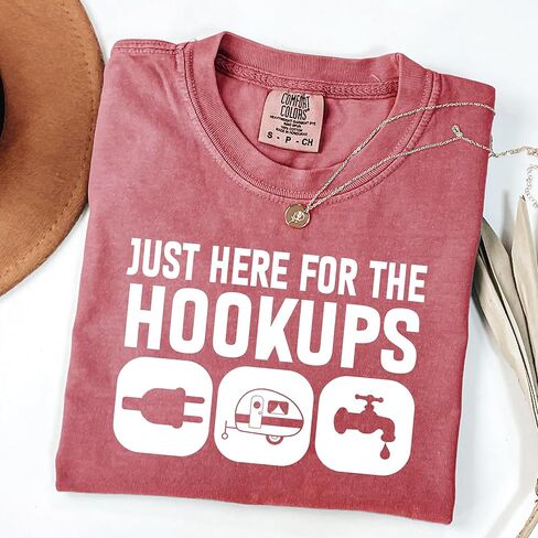 تي شيرت برسومات مرحة للتخييم من Just Here for The Hookups RV | قميص فكاهة كامبر موتورهوم | ملابس الرحلات البرية في الهواء الطلق | للجنسين الرجال النساء هوديي كم طويل in Saudi Arabia