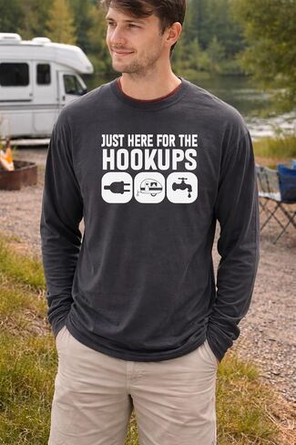 تي شيرت برسومات مرحة للتخييم من Just Here for The Hookups RV | قميص فكاهة كامبر موتورهوم | ملابس الرحلات البرية في الهواء الطلق | للجنسين الرجال النساء هوديي كم طويل in Saudi Arabia