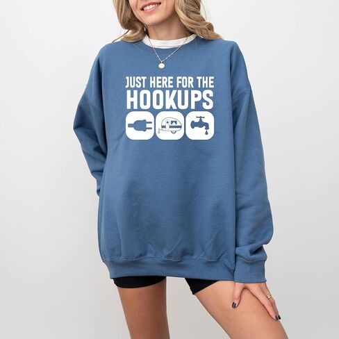 تي شيرت برسومات مرحة للتخييم من Just Here for The Hookups RV | قميص فكاهة كامبر موتورهوم | ملابس الرحلات البرية في الهواء الطلق | للجنسين الرجال النساء هوديي كم طويل in Saudi Arabia