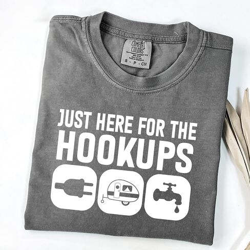 تي شيرت برسومات مرحة للتخييم من Just Here for The Hookups RV | قميص فكاهة كامبر موتورهوم | ملابس الرحلات البرية في الهواء الطلق | للجنسين الرجال النساء هوديي كم طويل in Saudi Arabia